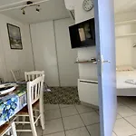 Appartement 2 Pièces Avec Piscine Proche Commerces - Fr-1-748-4